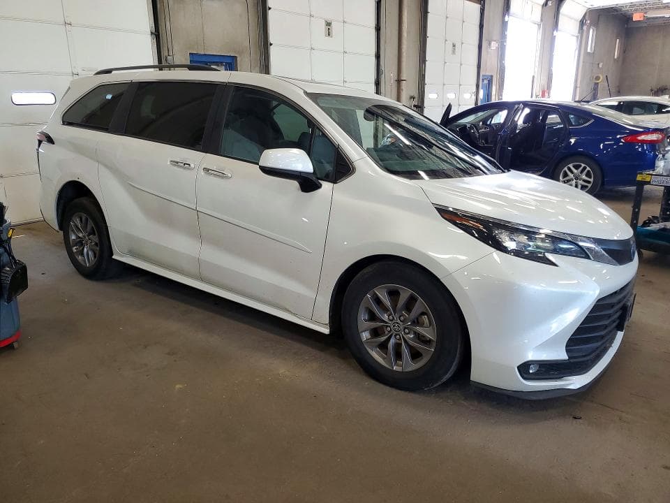 2025 TOYOTA SIENNA XLE 7-PASSENGER 4