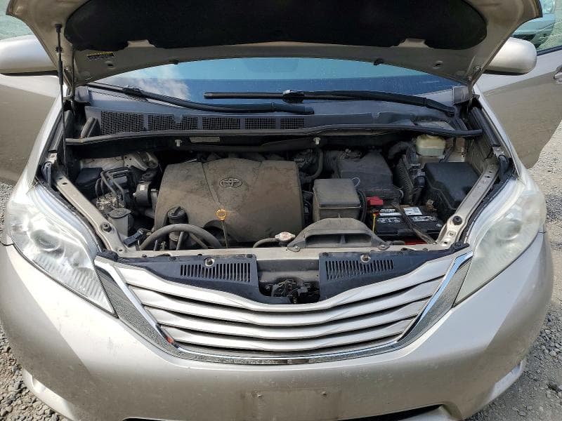 2017 TOYOTA SIENNA LE 12