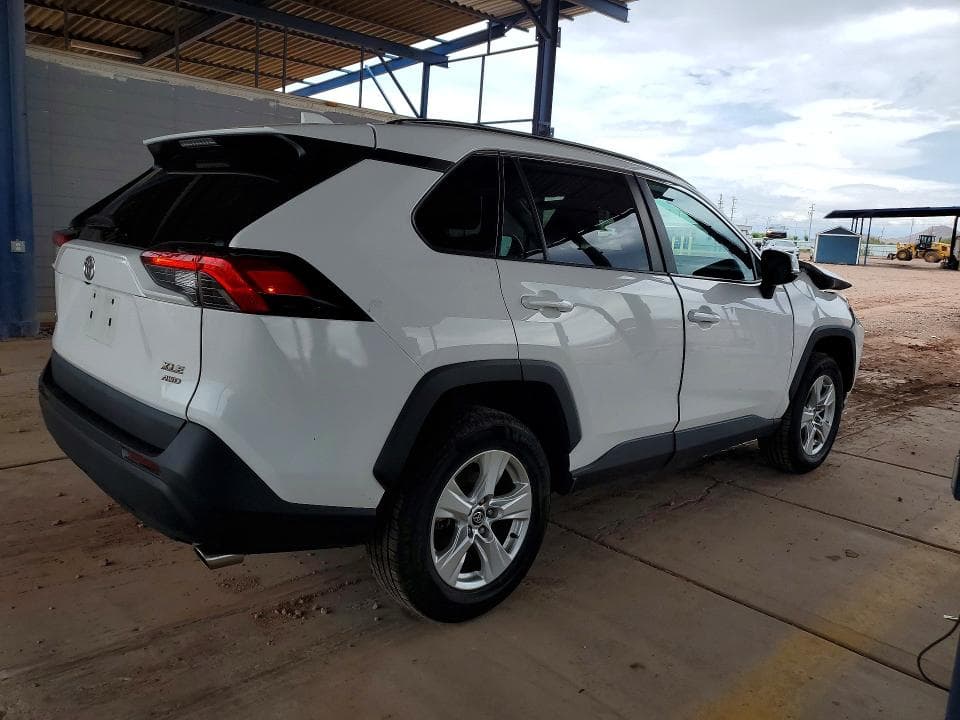2021 TOYOTA RAV4 XLE 3