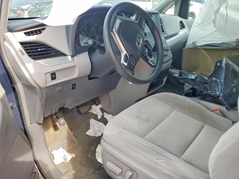 2017 TOYOTA SIENNA LE 8