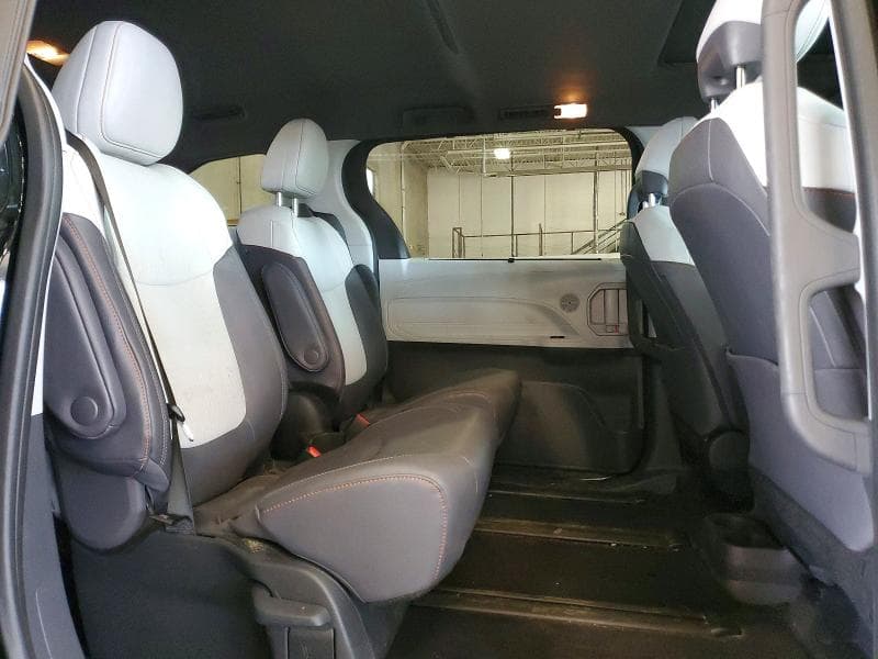 2024 TOYOTA SIENNA XSE 11