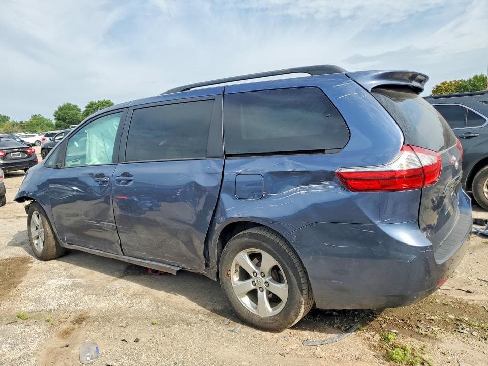 2017 TOYOTA SIENNA LE 2