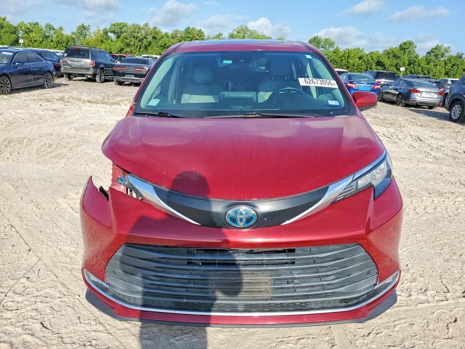 2022 TOYOTA SIENNA XLE 5