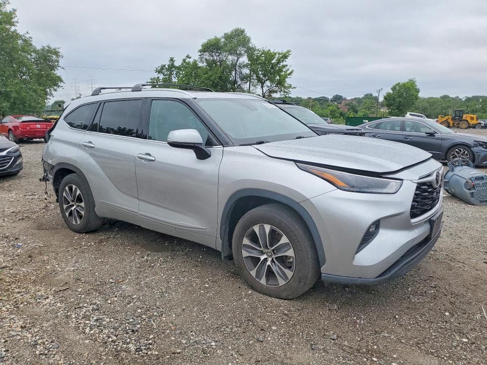 2022 TOYOTA HIGHLANDER XLE 4
