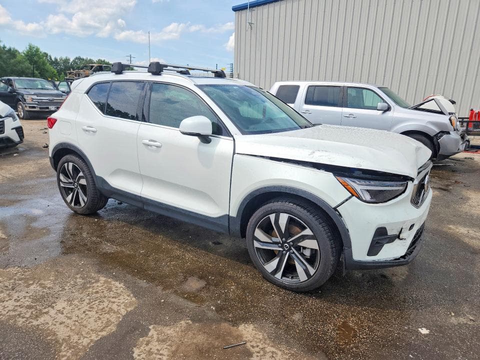 2023 VOLVO XC40 PLUS 4