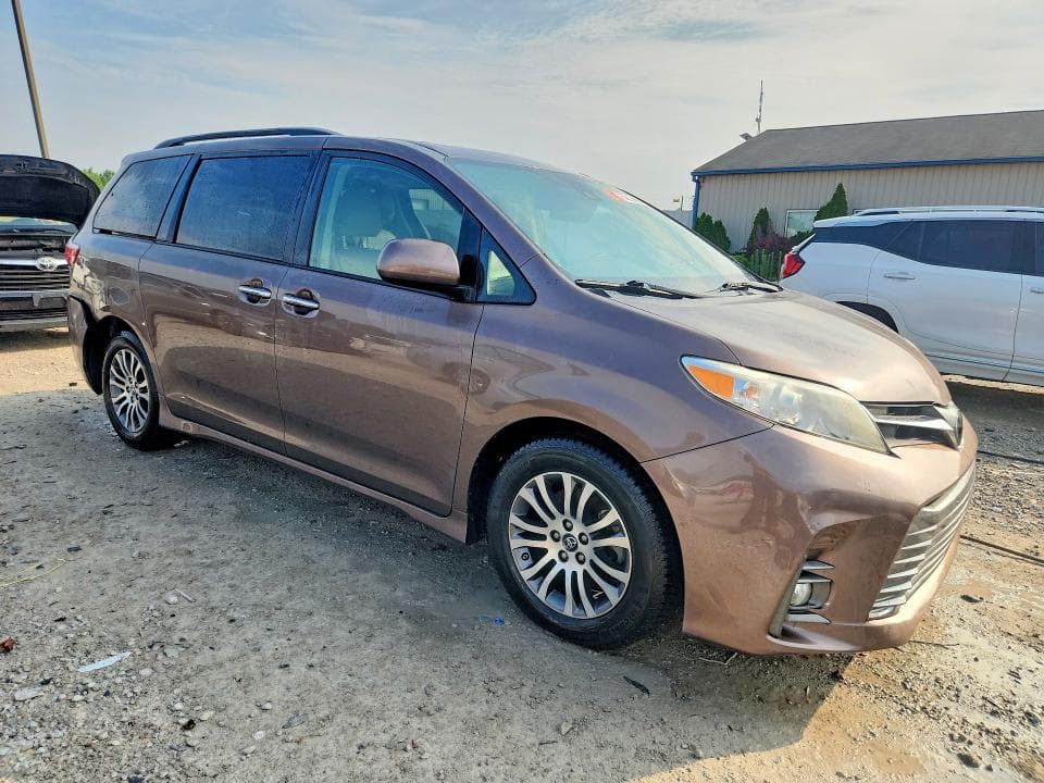 2020 TOYOTA SIENNA XLE 8-PASSENGER 4