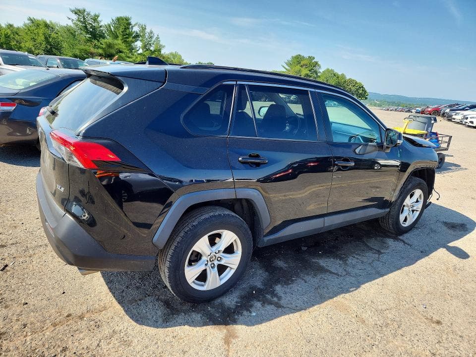2021 TOYOTA RAV4 XLE 3