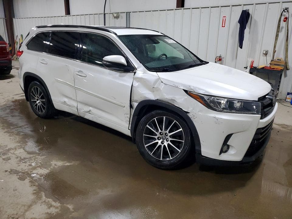 2018 TOYOTA HIGHLANDER SE 4