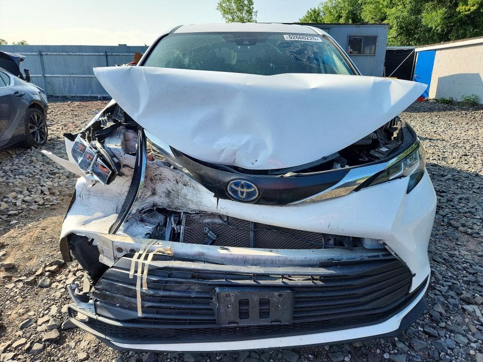 2022 TOYOTA SIENNA LE 5