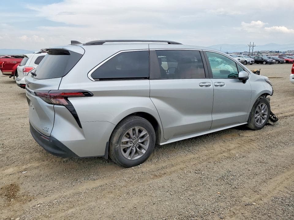 2023 TOYOTA SIENNA XLE 3