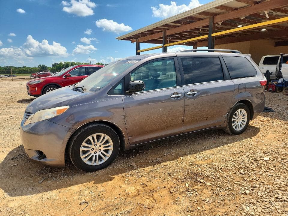 2017 TOYOTA SIENNA XLE 8-PASSENGER