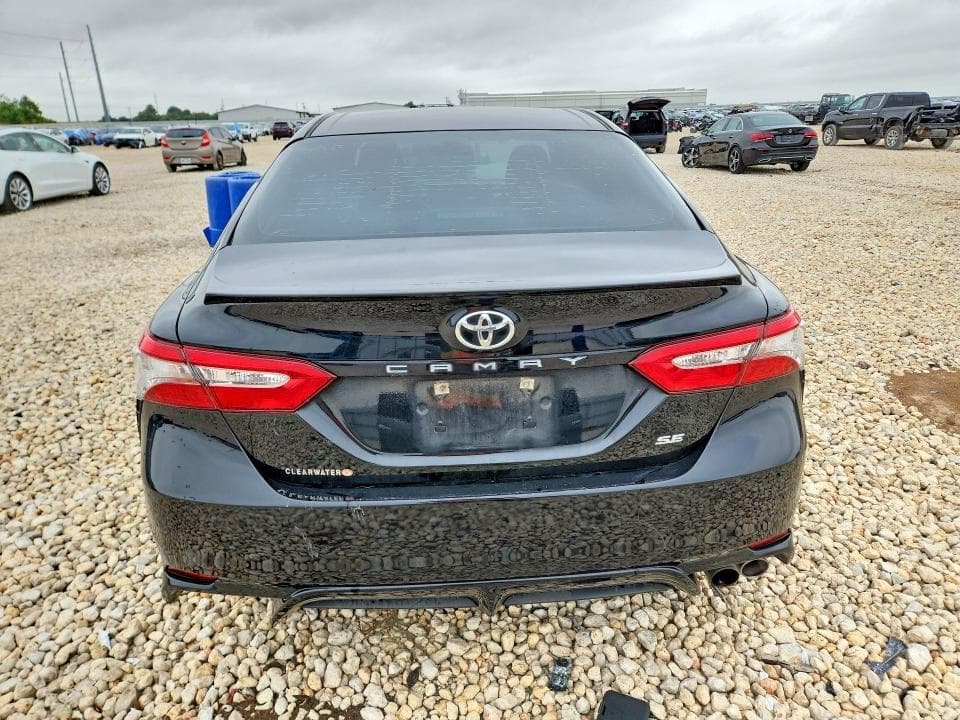 2018 TOYOTA CAMRY SE 6