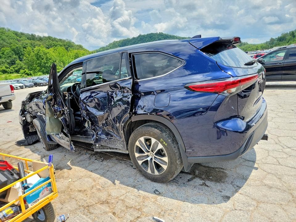 2022 TOYOTA HIGHLANDER XLE 2