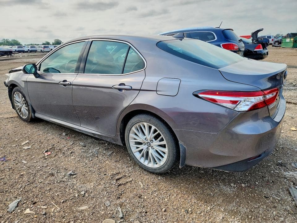 2020 TOYOTA CAMRY XLE 2