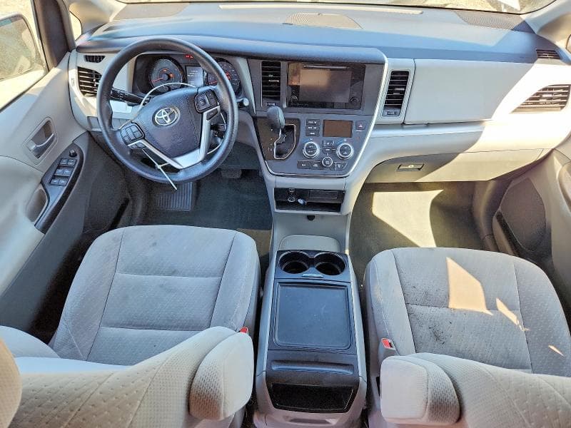 2017 TOYOTA SIENNA LE 8
