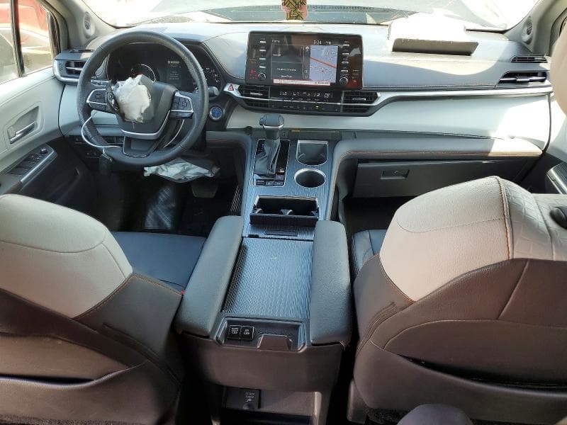 2024 TOYOTA SIENNA XSE 8
