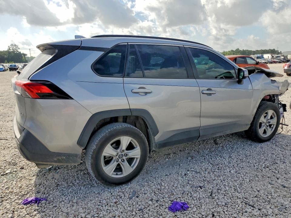 2020 TOYOTA RAV4 XLE 3