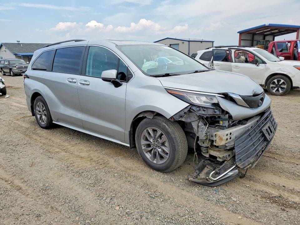 2023 TOYOTA SIENNA XLE 4