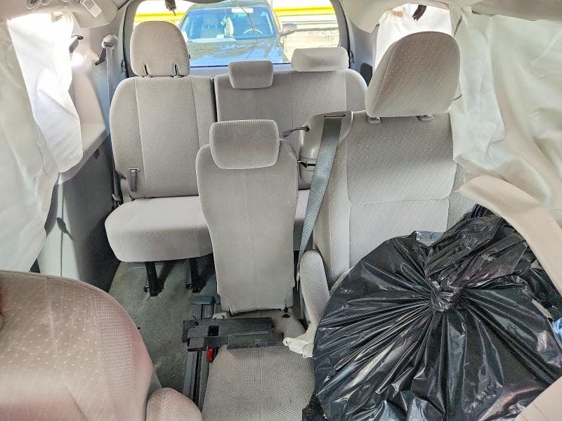2018 TOYOTA SIENNA LE 11