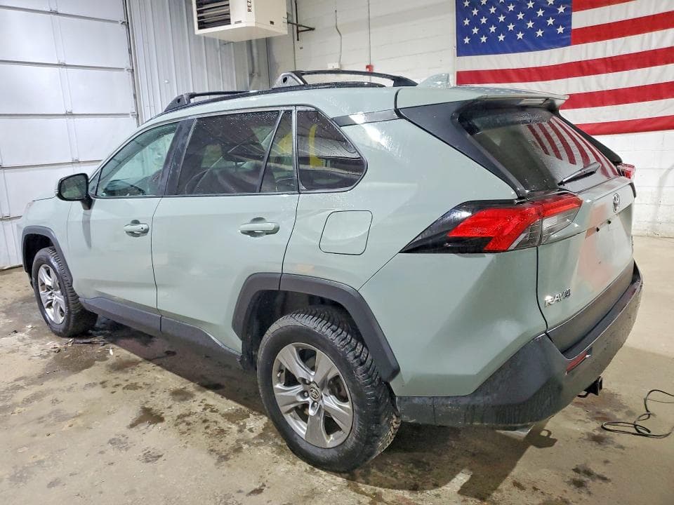 2022 TOYOTA RAV4 XLE 2