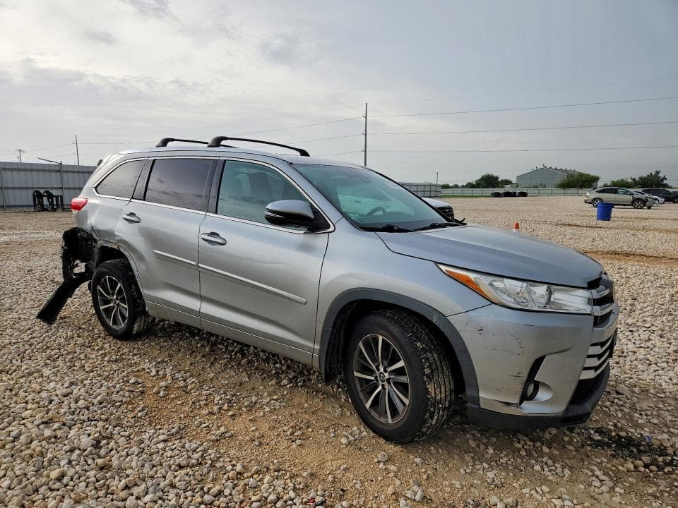 2017 TOYOTA HIGHLANDER XLE 4
