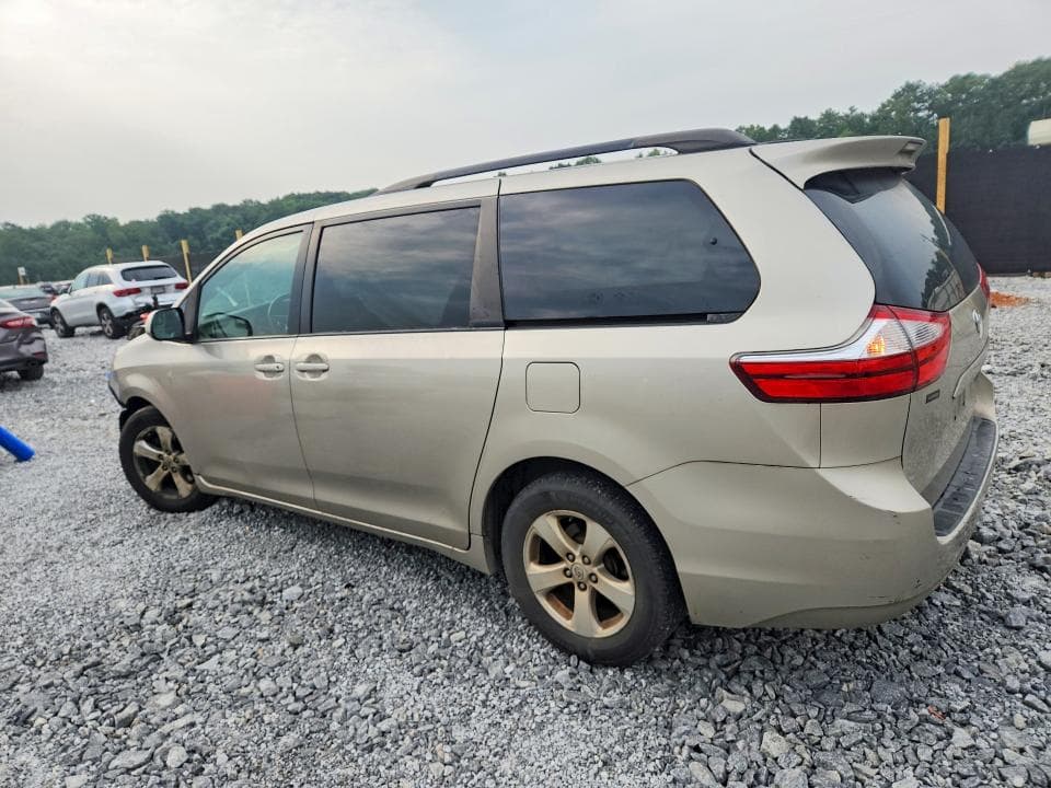 2017 TOYOTA SIENNA LE 2