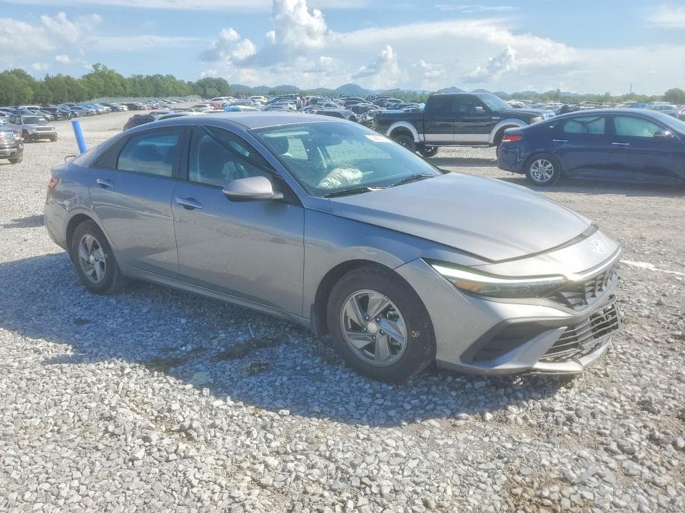 2025 HYUNDAI ELANTRA SE 4