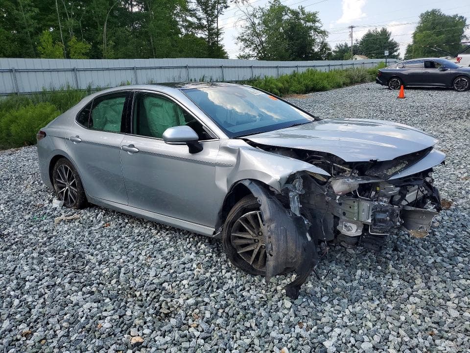 2021 TOYOTA CAMRY XLE 4
