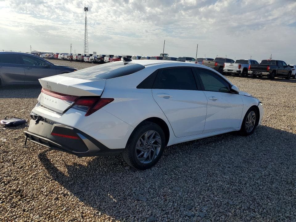 2024 HYUNDAI ELANTRA SEL 3