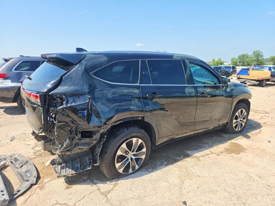 2021 TOYOTA HIGHLANDER XLE 3