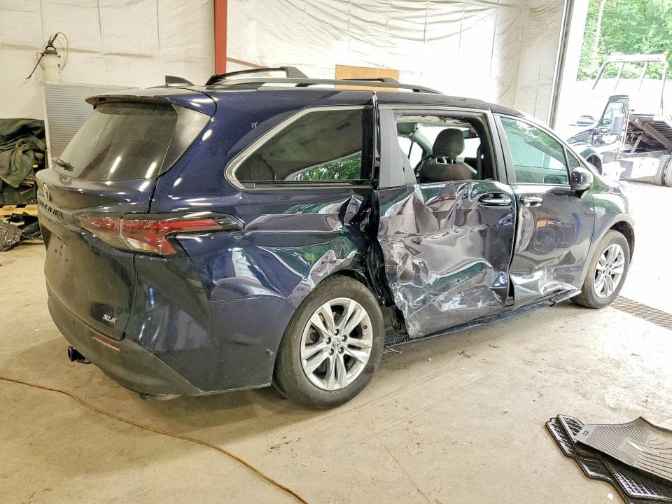 2025 TOYOTA SIENNA XLE 7-PASSENGER 3