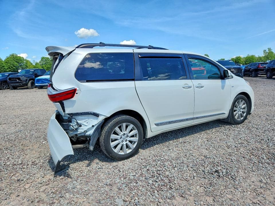 2017 TOYOTA SIENNA 3