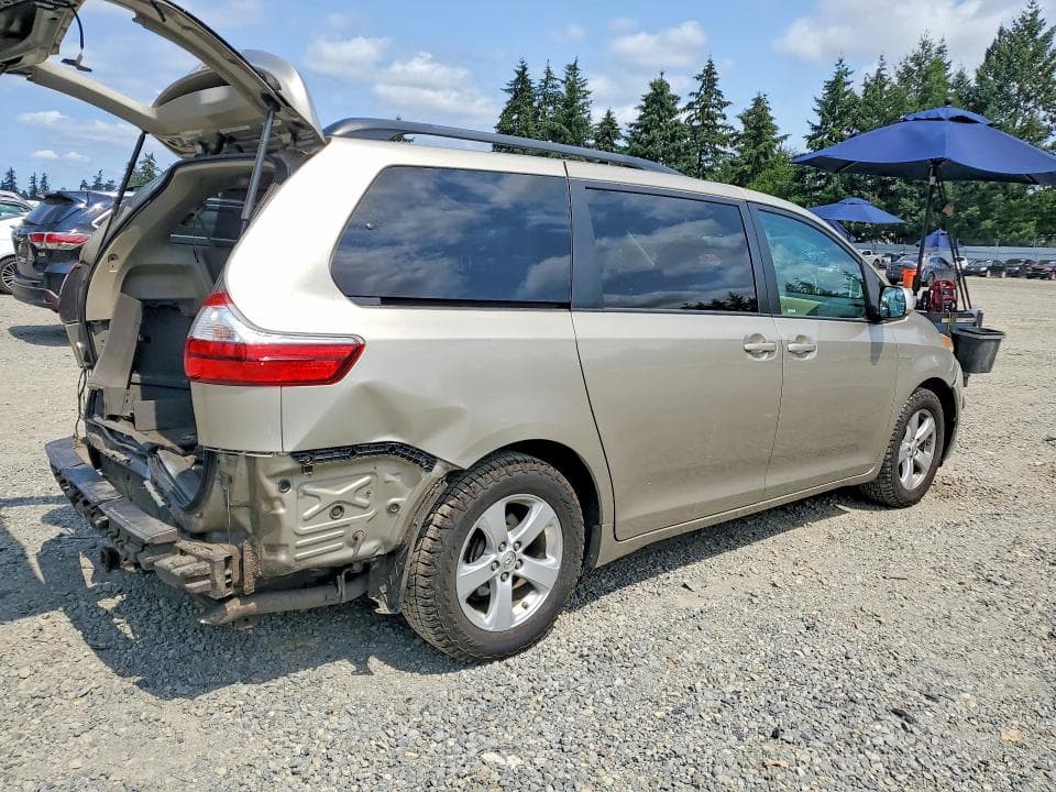 2017 TOYOTA SIENNA LE 3