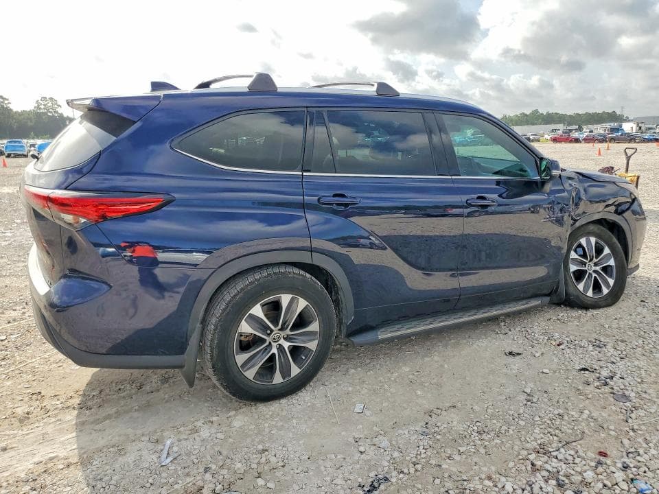 2021 TOYOTA HIGHLANDER XLE 3