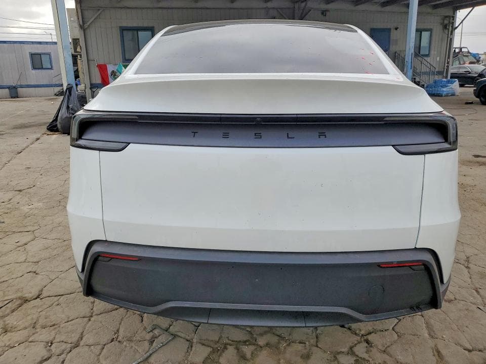 2026 TESLA MODEL Y 6