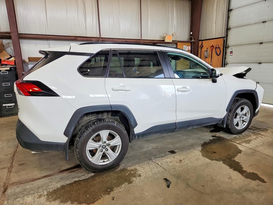 2021 TOYOTA RAV4 XLE 3