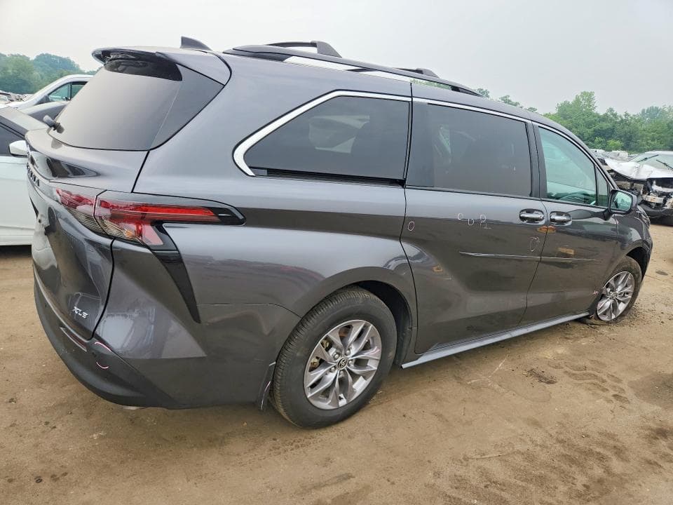 2025 TOYOTA SIENNA XLE 8-PASSENGER 3