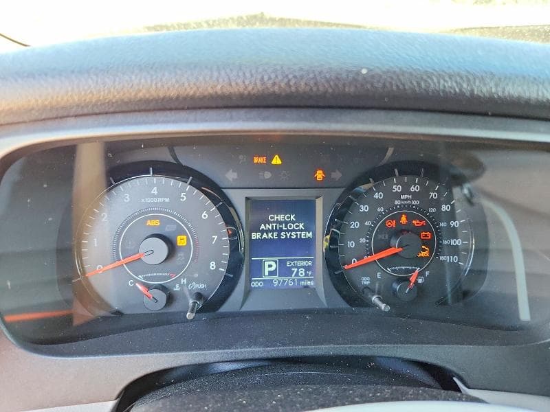2017 TOYOTA SIENNA LE 9