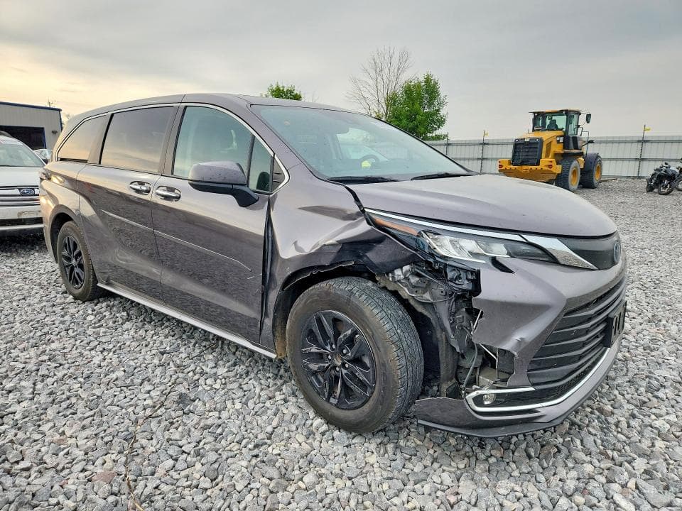 2022 TOYOTA SIENNA XLE 4