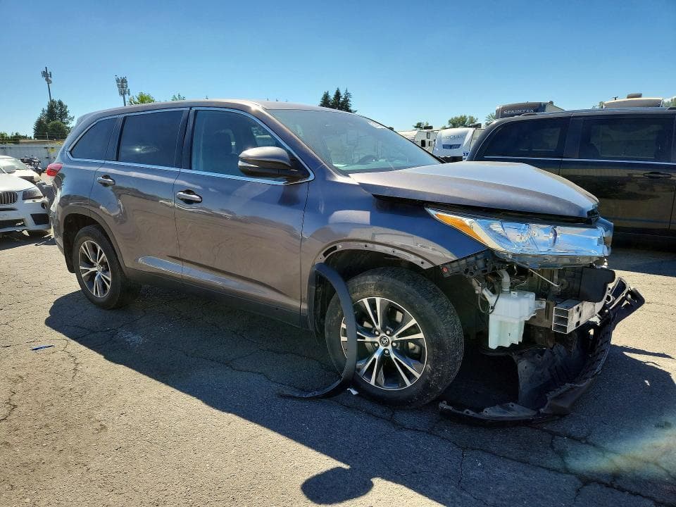 2019 TOYOTA HIGHLANDER LE 4