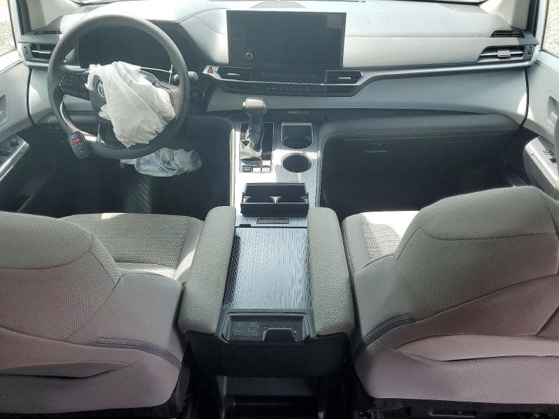 2025 TOYOTA SIENNA LE 8