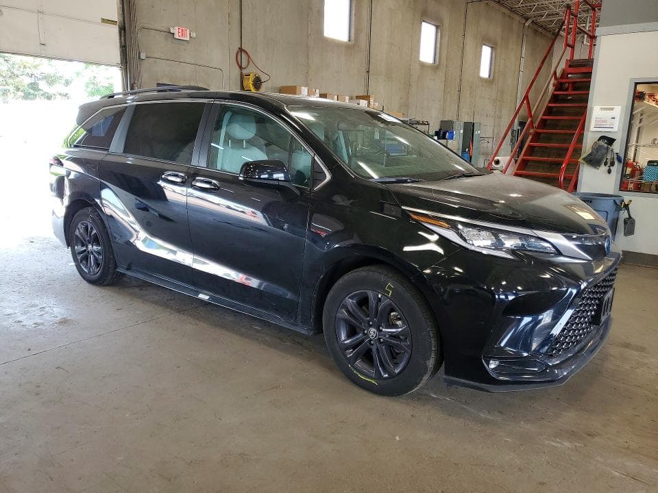 2024 TOYOTA SIENNA XSE 4