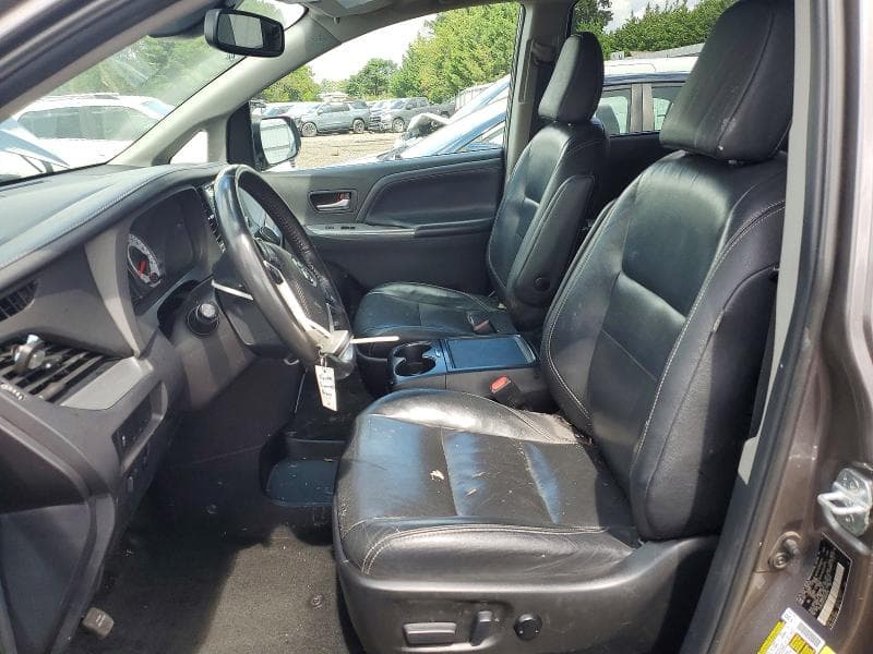 2018 TOYOTA SIENNA SE PREMIUM 8-PASSENGER 7