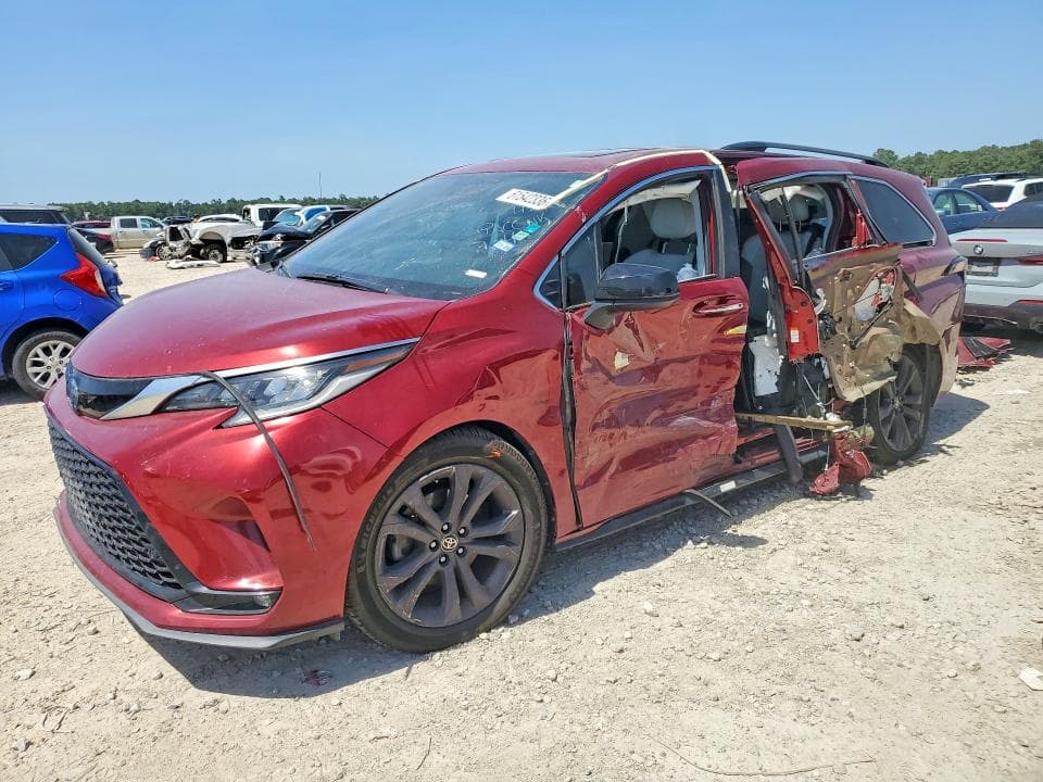 2022 TOYOTA SIENNA XSE