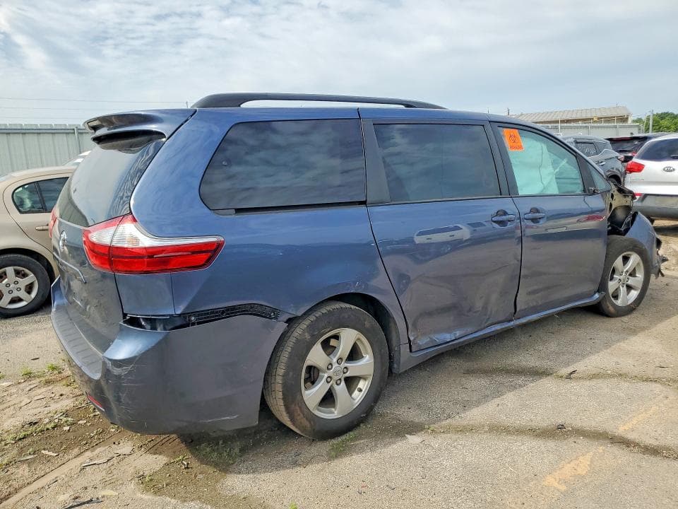 2017 TOYOTA SIENNA LE 3