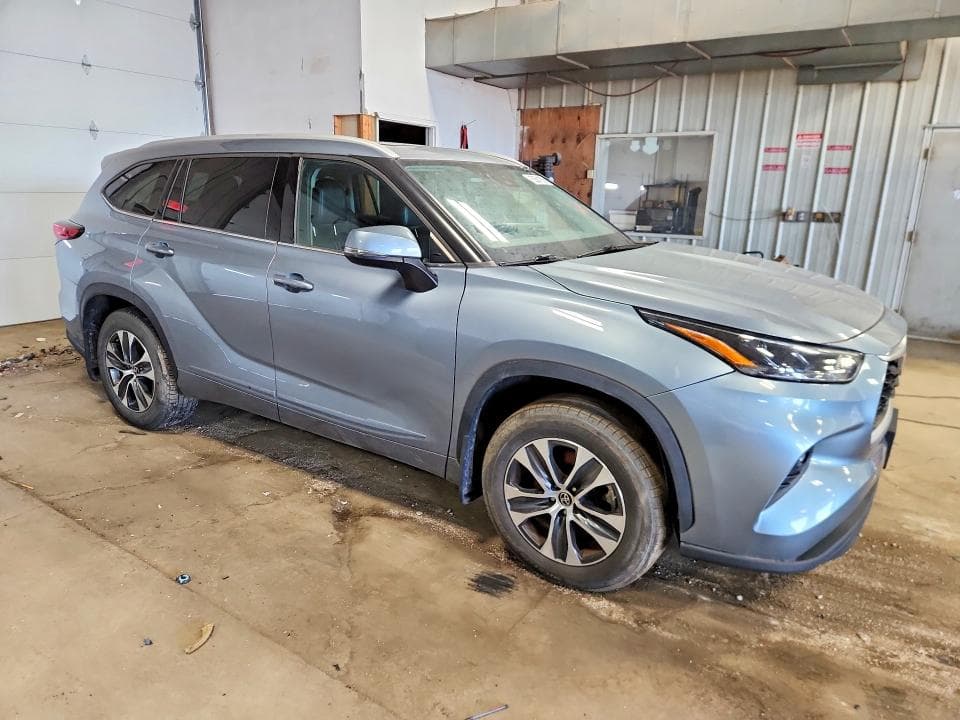 2022 TOYOTA HIGHLANDER XLE 4