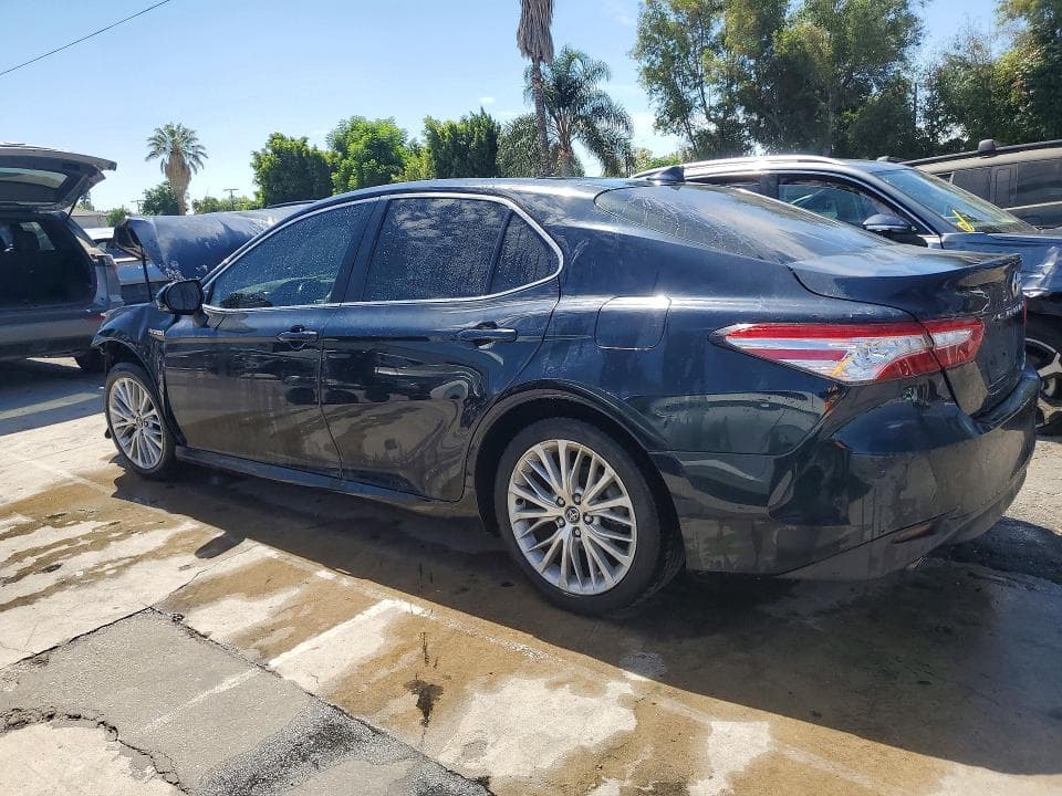 2020 TOYOTA CAMRY XLE 2