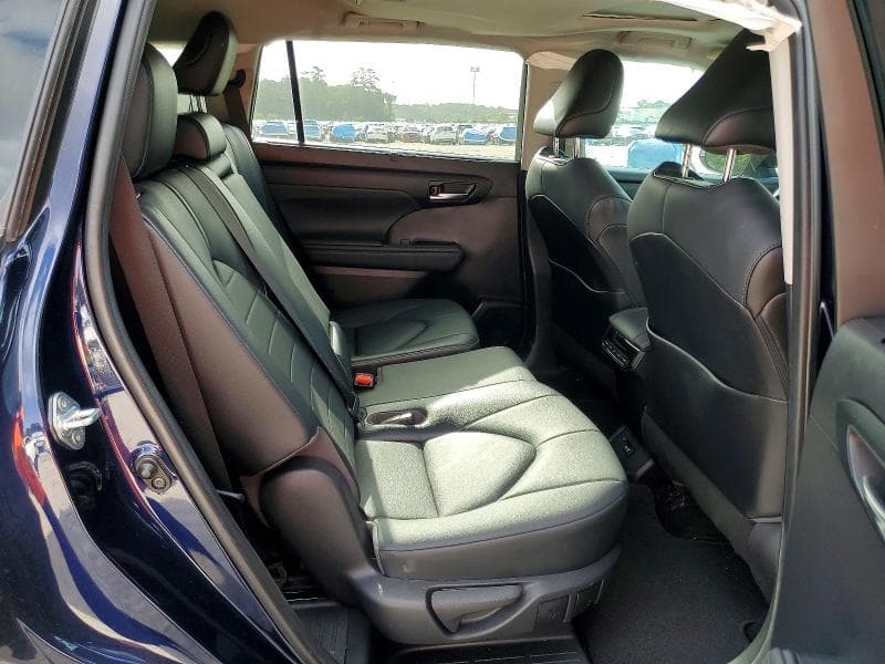 2021 TOYOTA HIGHLANDER XLE 11