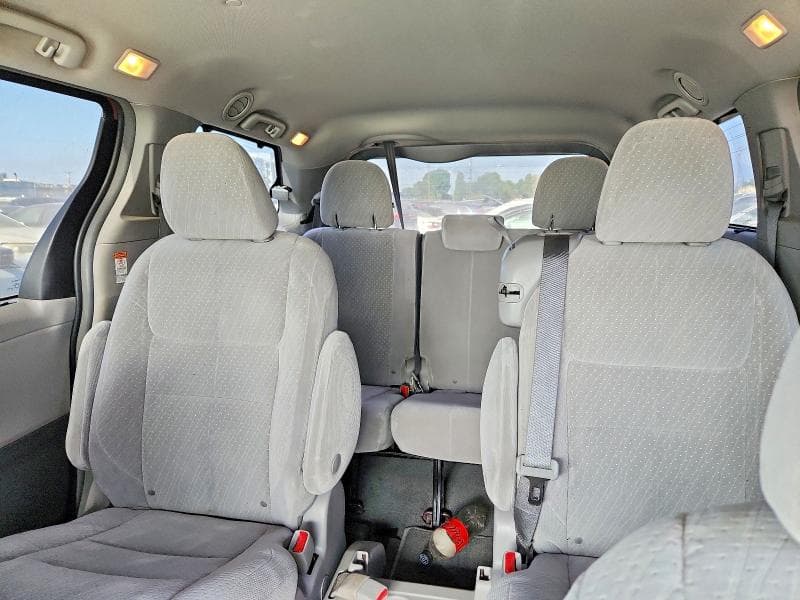2019 TOYOTA SIENNA LE 10
