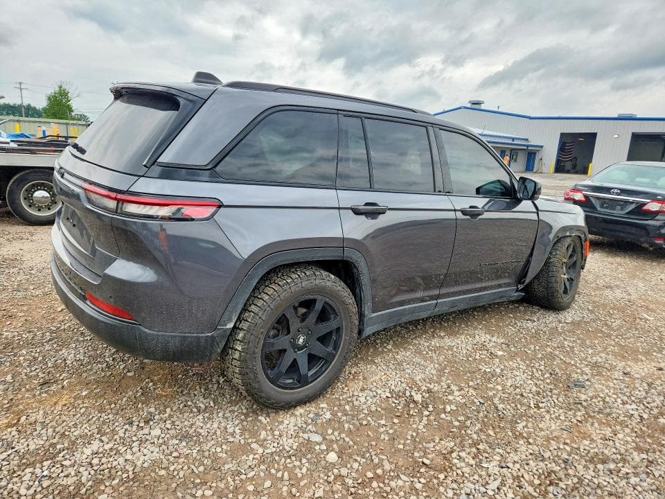 2024 JEEP GRAND CHEROKEE LAREDO 3
